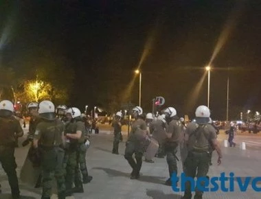 Ένταση μετά το τέλος της πορείας για τη Μακεδονία - Τραυματίστηκε αστυνομικός (βίντεο)